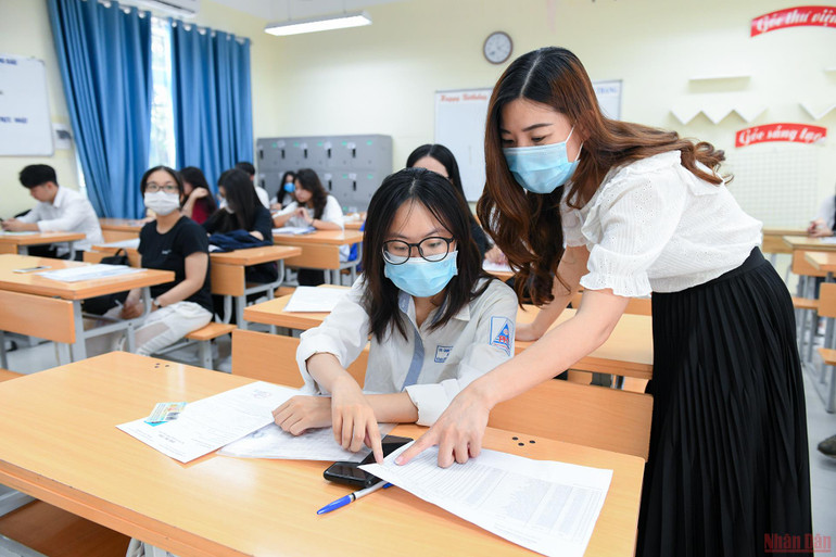 Thí sinh Hà Nội làm thủ tục dự thi tốt nghiệp THPT năm 2022 -0