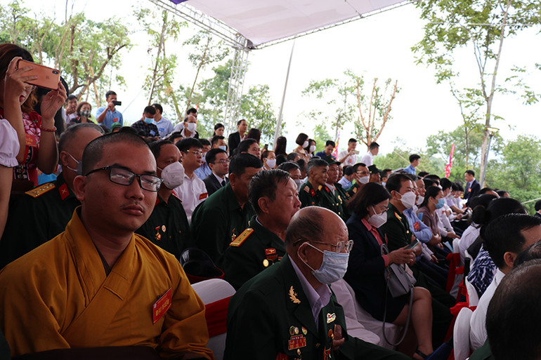 Cựu chiến sĩ Điện Biên và đông đảo nhân dân Điện Biên dự lễ khánh thành Đền thờ. Thỏa niềm ước nguyện tri ân -0