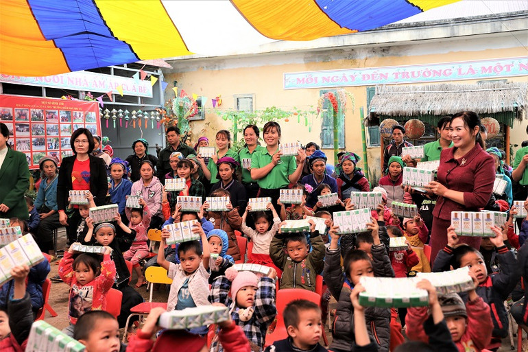 Niềm vui của các cô giáo, phụ huynh và học sinh trường mầm non Thu Tà, huyện Xín Mần, Hà Giang trong ngày Quỹ sữa Vươn cao Việt Nam và Vinamilk đến điểm trường. Quỹ sữa vươn cao Việt Nam trao tặng 94 nghìn ly sữa cho trẻ em khó khăn Hà Giang -0