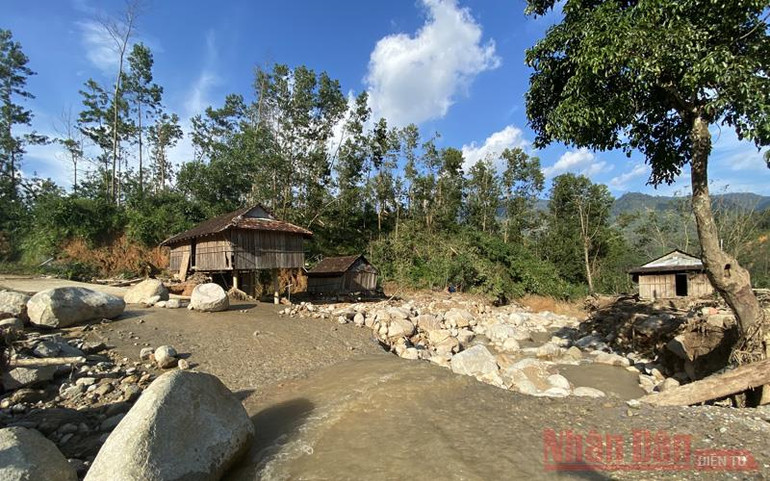 Sạt lở núi vùi làng -0