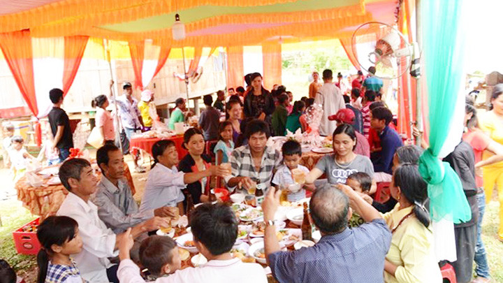 Gánh nợ đại tiệc -0