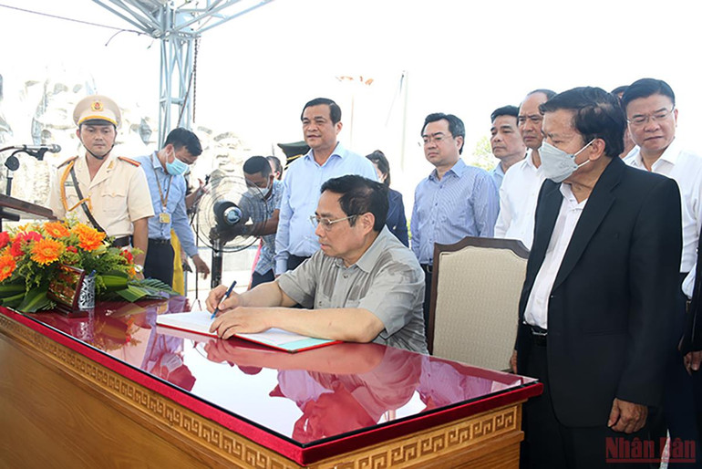 Thủ tướng Phạm Minh Chính dâng hương tri ân các anh hùng liệt sĩ và Mẹ Việt Nam anh hùng -0