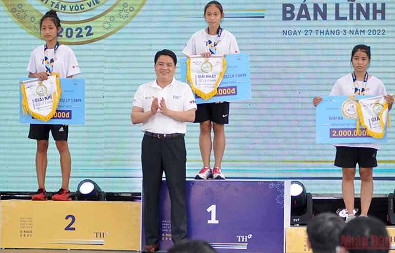 Trao giải thưởng cho các vận động viên. (Ảnh: QUỐC VIỆT) Gần 4.000 học sinh, sinh viên tham gia giải chạy S-Race 2022 Quảng Nam -0