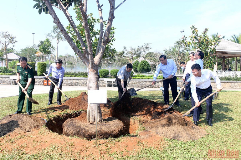 Thủ tướng Phạm Minh Chính dâng hương tri ân các anh hùng liệt sĩ và Mẹ Việt Nam anh hùng -0