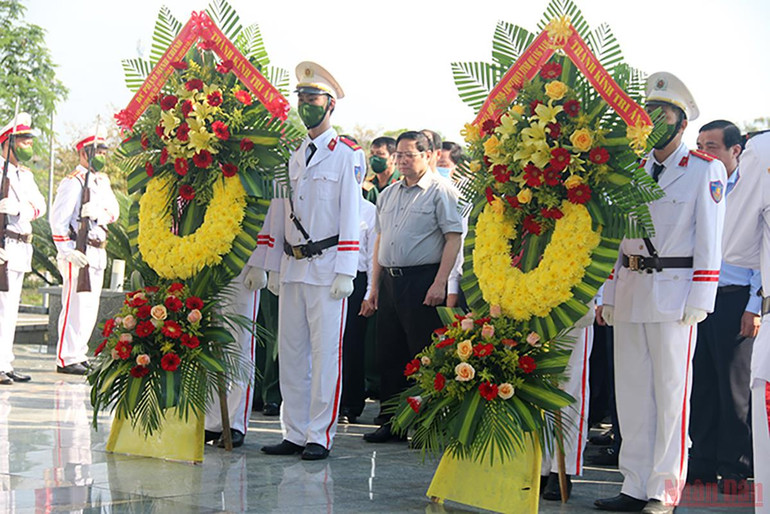 Thủ tướng Phạm Minh Chính dâng hương tri ân các anh hùng liệt sĩ và Mẹ Việt Nam anh hùng -0