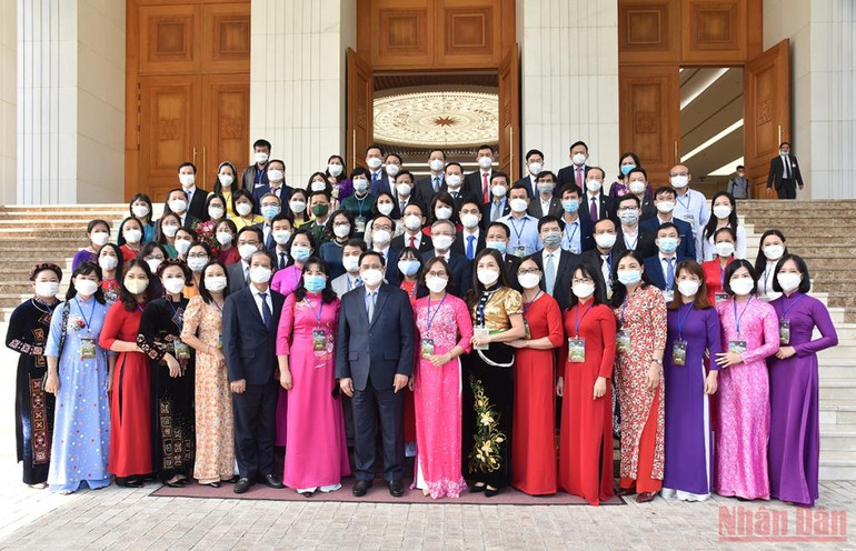 Thủ tướng Phạm Minh Chính gặp mặt đại diện nhà giáo, cán bộ quản lý giáo dục tiêu biểu -0