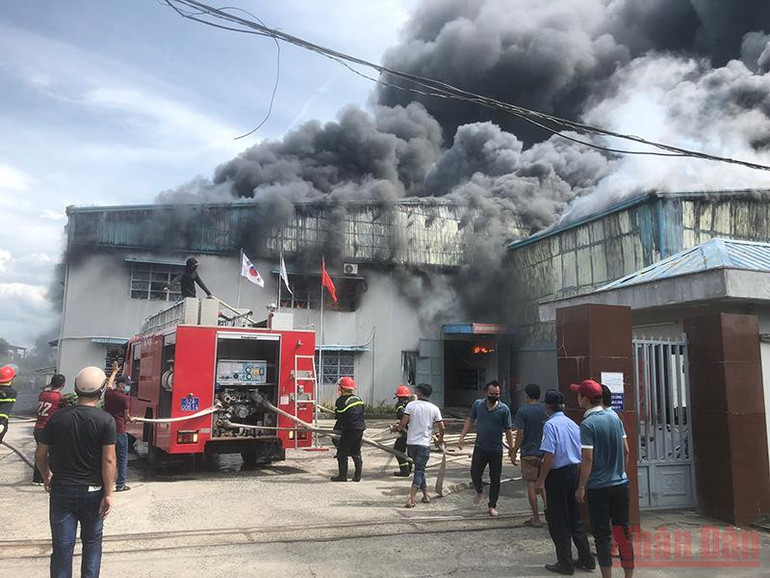 Lực lượng chức năng nỗ lực dập tắt đám cháy. Cháy lớn tại công ty may xuất khẩu ở Quảng Nam -0