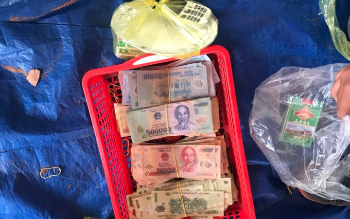 Tang vật thu được tại hiện trường. Công an TP Phan Thiết triệt phá một sòng bạc trong rừng tràm -0