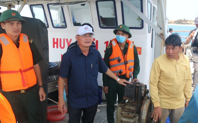 Hoàn tất hút 2.000 lít dầu trên tàu Bạch Đằng bị chìm ở vùng biển Mũi Né -0