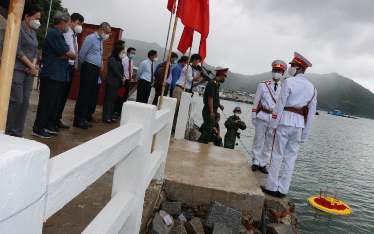 60 năm con đường trên biển trong lòng dân -0