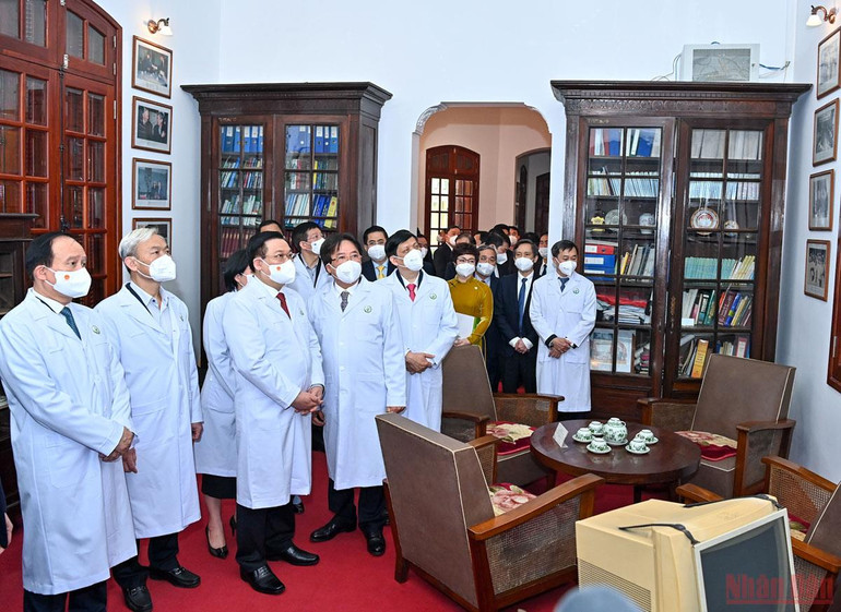 Chủ tịch Quốc hội Vương Đình Huệ và các đại biểu thăm nhà truyền thống Bệnh viện Việt Đức. Chủ tịch Quốc hội Vương Đình Huệ thăm, chúc mừng các bác sĩ, nhân viên y tế -0