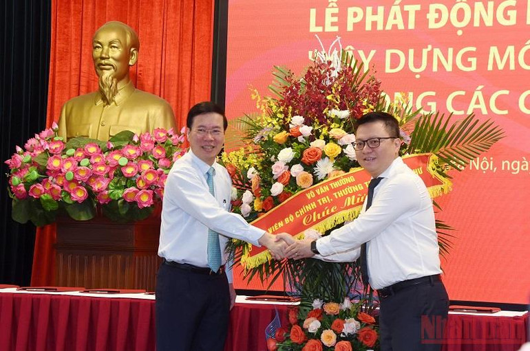 Đồng chí Võ Văn Thưởng, Ủy viên Bộ Chính trị, Thường trực Ban Bí thư tặng hoa chúc mừng những người làm báo cả nước nhân kỷ niệm 97 năm Ngày Báo chí cách mạng Việt Nam. Phát động phong trào thi đua “Xây dựng môi trường văn hóa trong các cơ quan báo chí” -0
