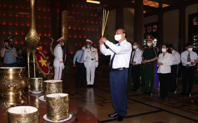Chủ tịch nước Nguyễn Xuân Phúc viếng, dâng hương tại đền tưởng niệm Liệt sĩ Bến Dược, huyện Củ Chi -0