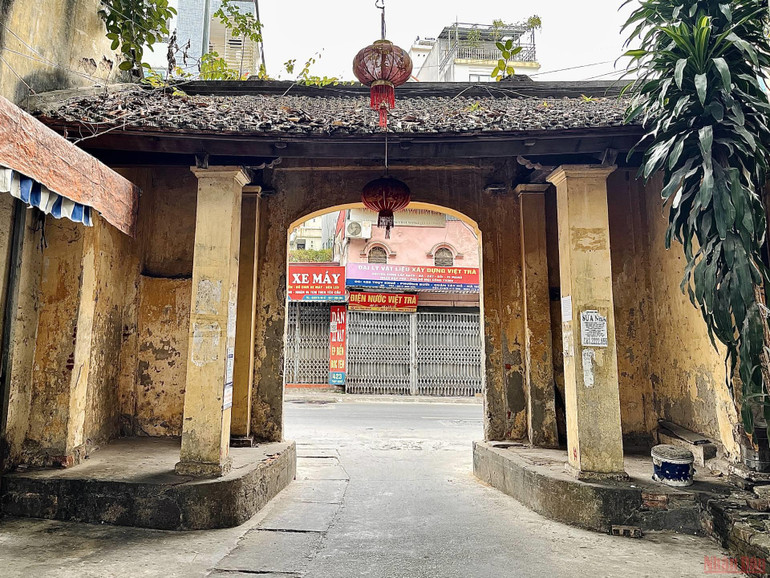 Bên trong cổng được xây như một chiếc quán, với 2 gian nhỏ hai bên. 11conglang_ThuyKHue-1646065239107.jpeg