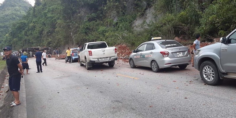 Lật ô-tô chở gạch, một người tử vong tại Hòa Bình -0