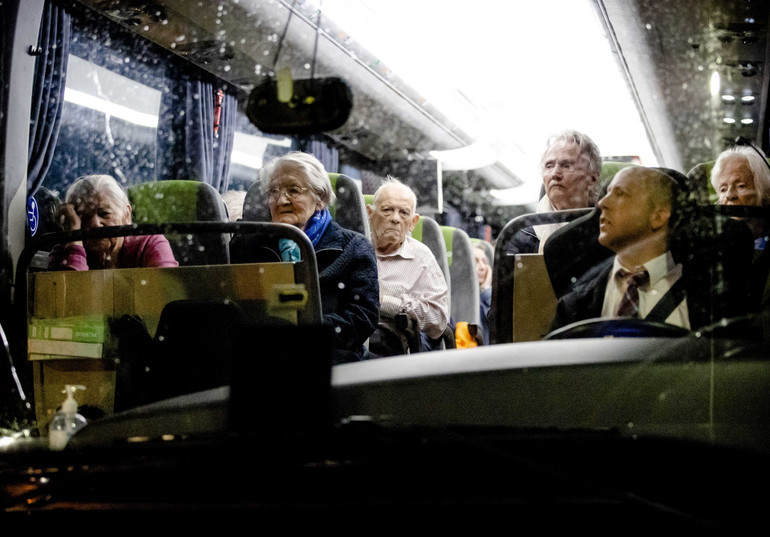 Xe bus đưa "cư dân" của viện dưỡng lão tại Valkenburg aan de Geul, Hà Lan, tới nơi tạm trú khác. (Ảnh: EPA) flood -0