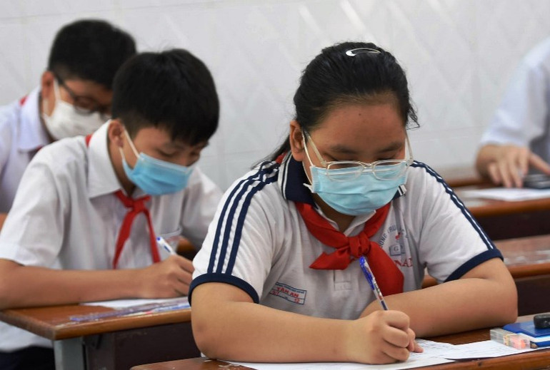 Thí sinh tham gia kỳ thi vào lớp 10 tại Hội đồng thi Trường THCS Trần Hưng Đạo, TP Biên Hòa. (Tin đề nghị ghép) Hơn 21 nghìn học sinh Đồng Nai dự thi vào lớp 10 -0