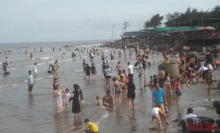 Bãi tắm chật kín người trong ngày đầu nghỉ lễ. (Ảnh: MAI TÚ) Hơn 10 nghìn người đổ về bãi biển cồn Vành ngày đầu kỳ nghỉ lễ -0