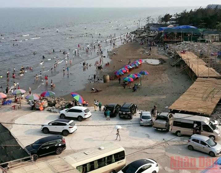 Trải dài hơn 6 cây số, cồn Vành có lợi thế rất lớn phát triển du lịch nghỉ dướng, tắm biển.(Ảnh: MAI TÚ) Hơn 10 nghìn người đổ về bãi biển cồn Vành ngày đầu kỳ nghỉ lễ -0