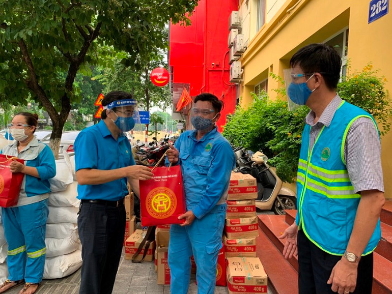 Công nhân Công ty Môi trường đô thị nhận quà từ &quot;Xe buýt siêu thị 0 đồng&quot;.