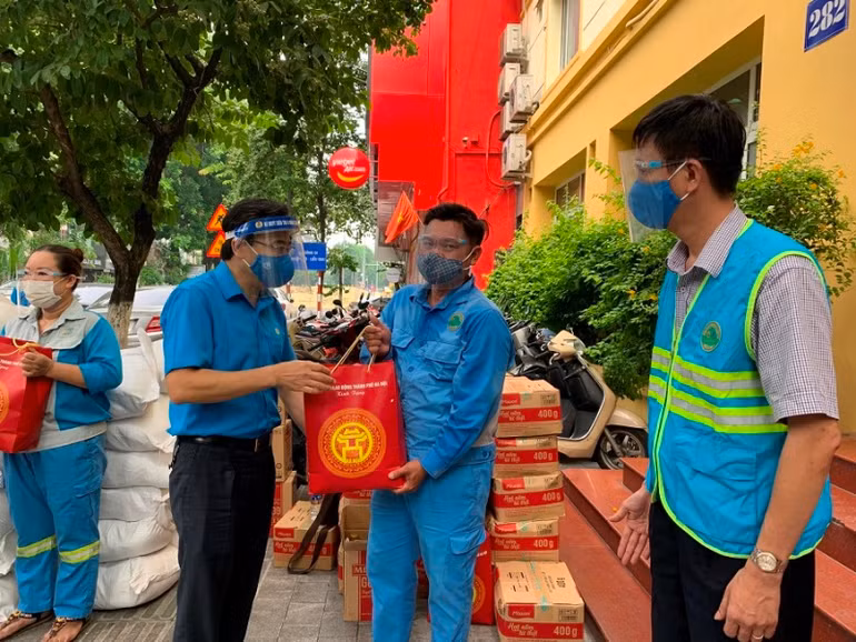 Công nhân Công ty Môi trường đô thị nhận quà từ "Xe buýt siêu thị 0 đồng".