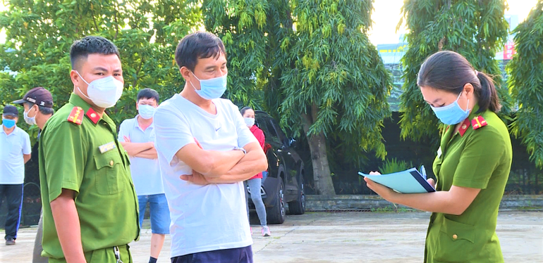 Công an phường Ea Tam, thành phố Buôn Ma Thuột lập biên bản vi các trường hợp ra đường tập thể dục khi thành phố đang thực hiện giãn cách xã hội theo Chỉ thị 16 của Thủ tướng Chính phủ để phòng, chống dịch Covid-19. img_7730.jpg.png -0