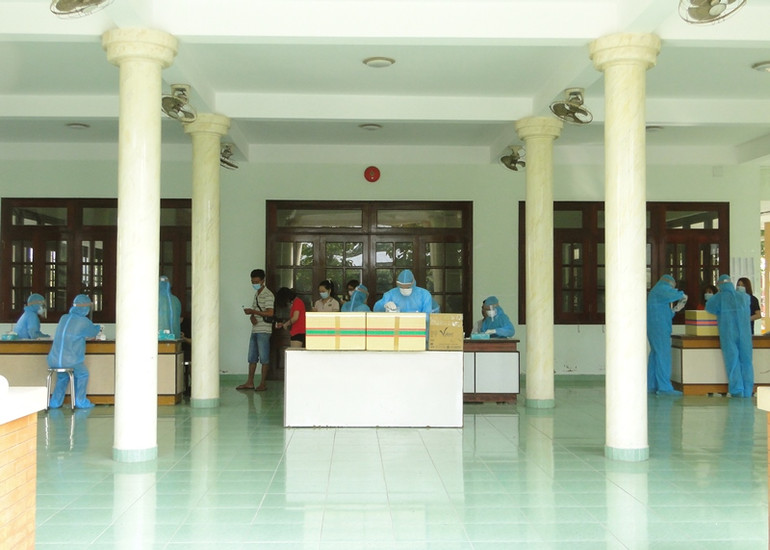 Ngành chuyên môn lấy mẫu xét nghiệm Covid-19 tại một khu cách ly tập trung trên địa bàn Tiền Giang. Tiền Giang dừng các hoạt động tập trung đông người -0