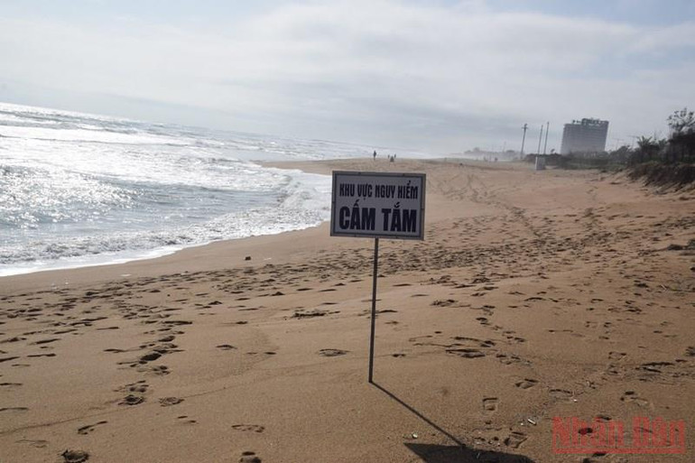 Tăng cường hướng dẫn an toàn cho người dân khi tắm biển tại Phú Yên -0