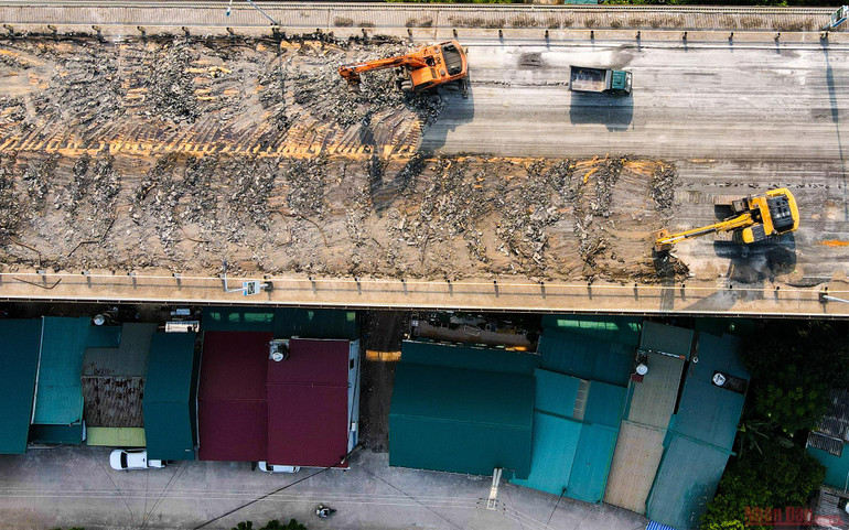 Cận cảnh “đại công trường” sửa chữa, nâng cấp mặt cầu Thăng Long -0