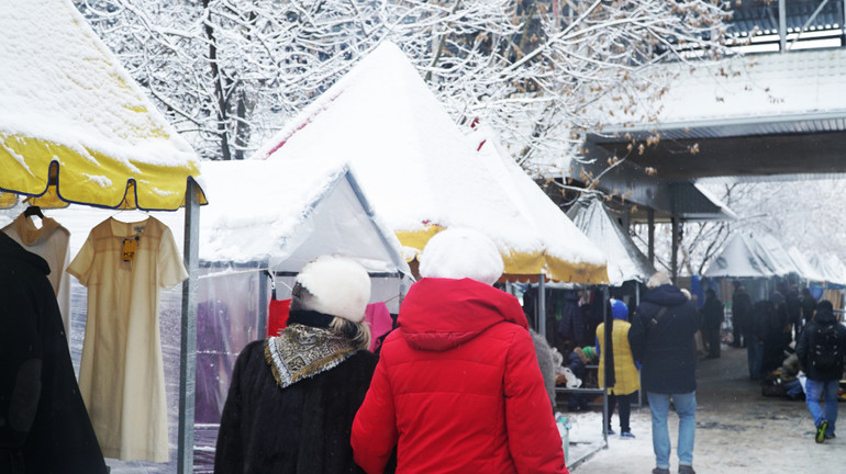 Năm mới đi chợ đồ cũ ở Moscow -0
