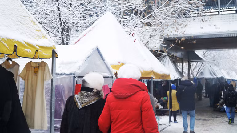 Năm mới đi chợ đồ cũ ở Moscow -0