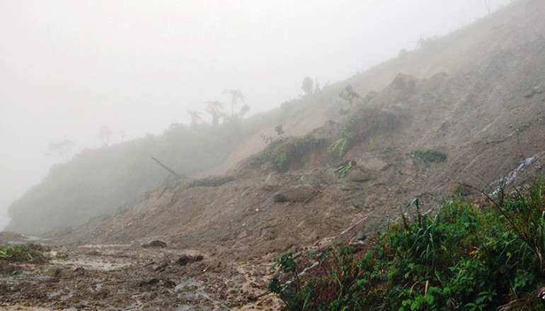 Mưa lớn gây sạt lở, ách tắc giao thông nhiều nơi tại huyện Nam Trà My -0