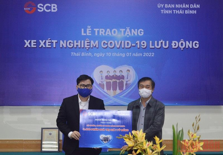 Trao xe xét nghiệm lưu động chống dịch hiện đại cho tỉnh Thái Bình -0