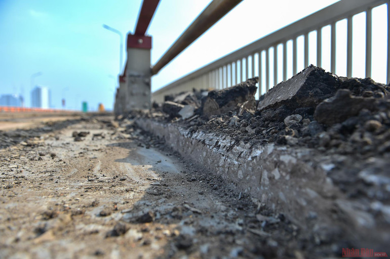 Cận cảnh “đại công trường” sửa chữa, nâng cấp mặt cầu Thăng Long -1