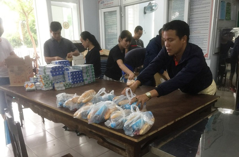 Cán bộ UBND phường Phú Thuận (TP Huế) đóng gói thực phẩm chuyển về vùng lũ. (Tin đề nghị ghép) Thừa Thiên Huế đặt 3.100 suất ăn khẩn cấp chuyển về vùng lũ -0