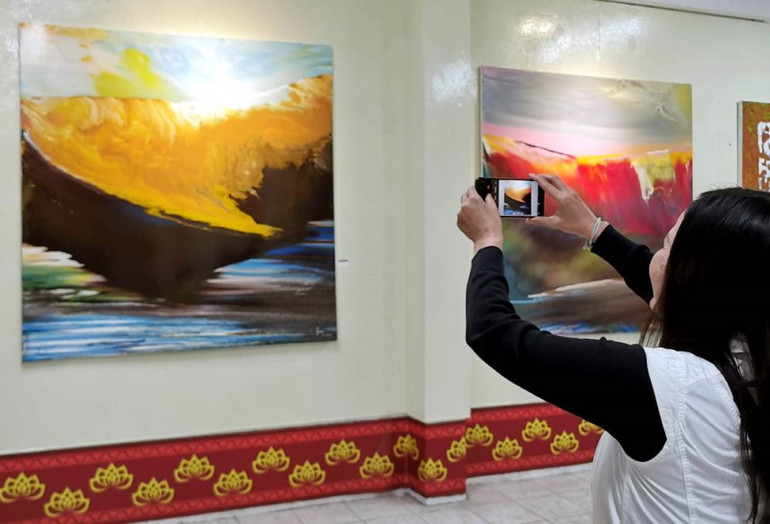 Họa sĩ Võ Trịnh Biện pha màu “Mùa đông” nồng nàn bằng kim tiêm -0