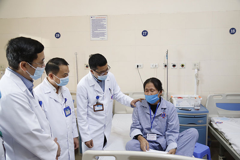 Nhiều tổ chức, đơn vị và đoàn thể quyên góp ủng hộ đồng bào lũ lụt miền trung ảnh 2 Nhiều tổ chức, đơn vị và đoàn thể quyên góp ủng hộ đồng bào lũ lụt miền trung -0