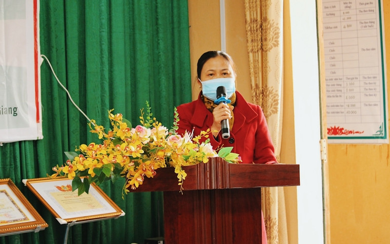 Cô Ninh Thị Sen, Hiệu trưởng Trường THCS Phong Vân, phát biểu tại buổi lễ. Hành trình “Đông ấm-Ươm mầm sắc xuân” của sinh viên Trường đại học Luật Hà Nội -0