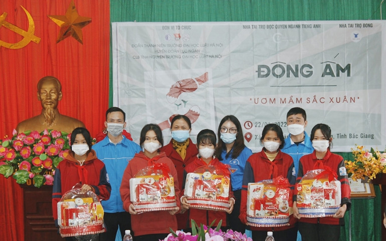 Câu lạc bộ Tình nguyện Trường đại học Luật Hà Nội trao tặng quà Tết tới các em học sinh. Hành trình “Đông ấm-Ươm mầm sắc xuân” của sinh viên Trường đại học Luật Hà Nội -0