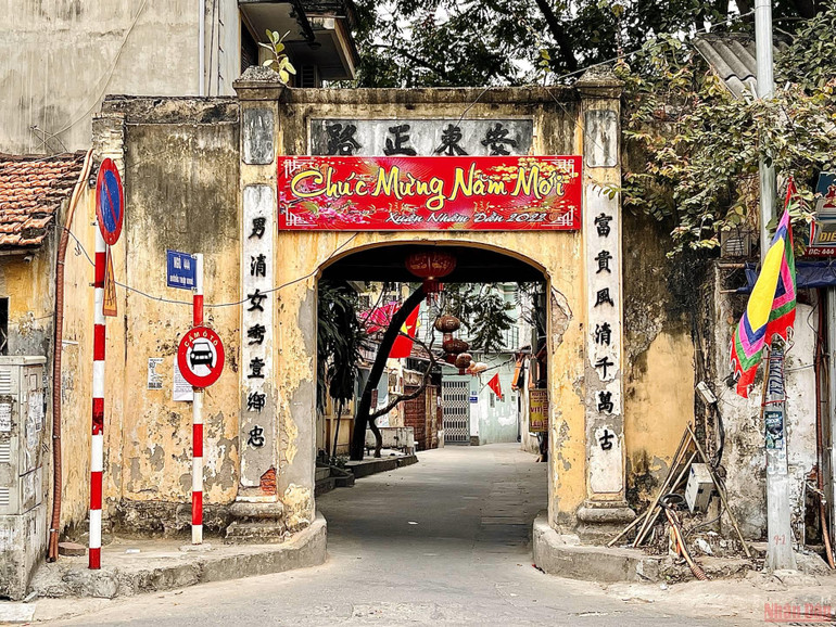 Cổng làng Đông Xã với bao dấu vết thời gian nhưng vẫn uy nghi, vững chãi. 10conglang_ThuyKHue-1646065179959.jpeg