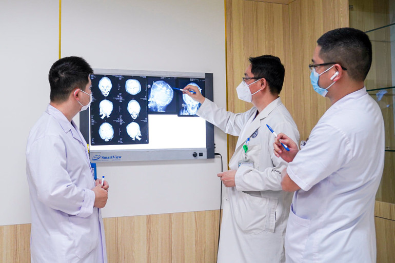Các bác sĩ hội chẩn kỹ lưỡng để xây dựng kế hoạch phẫu thuật tạo hình cho bệnh nhi. Tái tạo gương mặt cho bé gái mắc dị tật hẹp hộp sọ hiếm -0