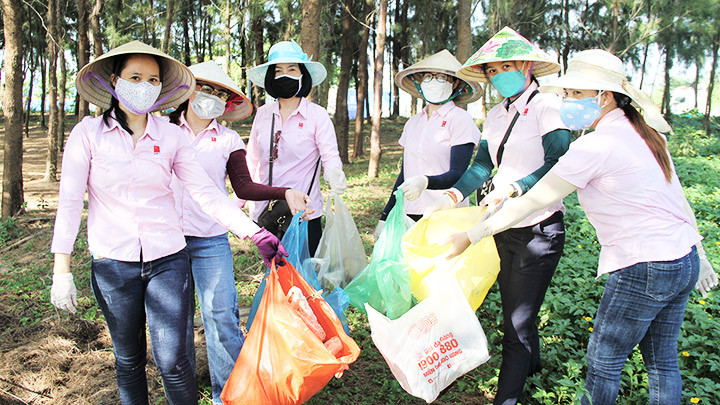 Một lượng lớn rác thải được thu gom. Chung tay làm sạch bãi biển -0