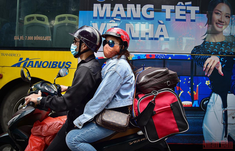 Hà Nội: Người dân lỉnh kỉnh đồ đạc về quê ăn Tết, nhiều tuyến đường ùn ứ -0