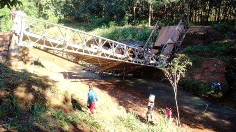 Xe máy cày làm sập cầu dân sinh -0