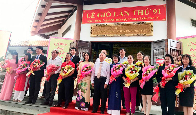 Lãnh đạo tỉnh Đồng Tháp tặng hoa các cá nhân, đơn vị đóng góp vào Quỹ khuyến học Nguyễn Sinh Sắc. Long trọng lễ giỗ lần thứ 91 cụ Phó bảng Nguyễn Sinh Sắc -0