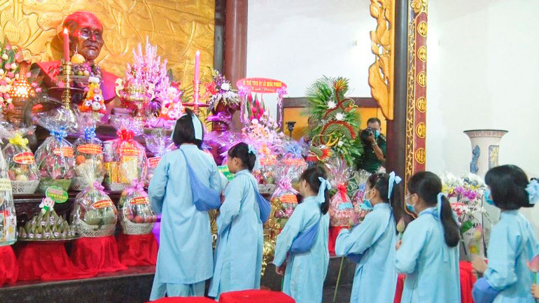 Học sinh Đồng Tháp dâng 91 đóa sen kính viếng cụ Phó bảng. Long trọng lễ giỗ lần thứ 91 cụ Phó bảng Nguyễn Sinh Sắc -0
