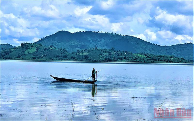 Bao quanh hồ Lắk là nhiều đồi núi ngày đêm soi bóng xuống hồ Lắk. Một người dân chèo thuyền đánh bắt cá trên hồ Lắk. Thơ mộng hồ Lắk giữa đại ngàn Tây Nguyên -0