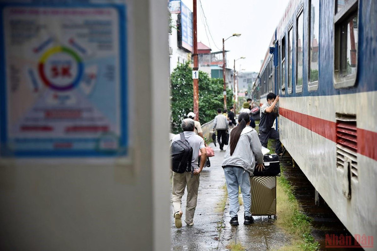 Chuyến tàu đầu tiên xuất phát từ Hà Nội sau giãn cách -0