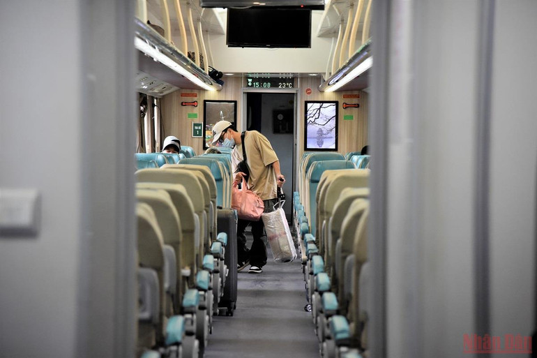 Chuyến tàu đầu tiên xuất phát từ Hà Nội sau giãn cách -0