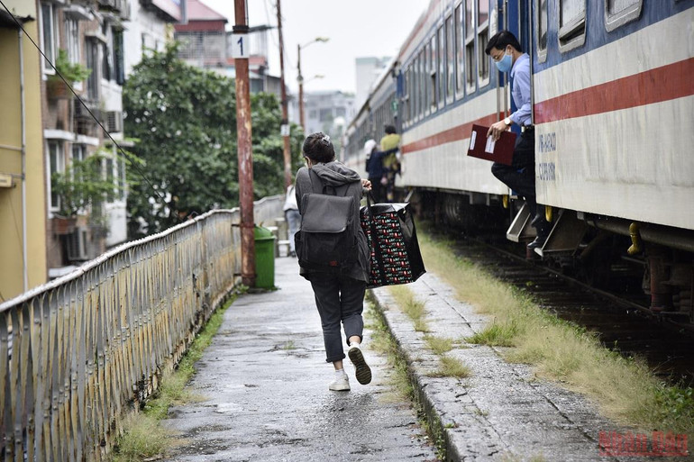 Chuyến tàu đầu tiên xuất phát từ Hà Nội sau giãn cách -0